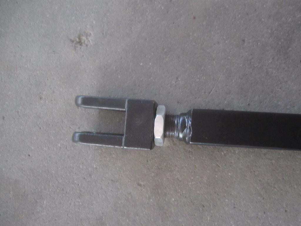 Popychacz wykonany ze stali, o kwadratowym przekroju poprzecznym o wymiarach  60 mm x 60 mm, o długości 1 m. Z jednej strony jest zakończony poprzeczną tulejką, a z drugiej nagwintowanym trzpieniem na którym nakręcone są widełki mocowania wahacza rolek jezdnych oraz sześciokątna nakrętka. Popychacz łączy wahacz przednich rolek jezdnych wózka z wahaczem umieszczonym przy podnoszącym mechanizmie hydraulicznym. Umożliwia podnoszenie lub opuszczanie wahacza przednich rolek jezdnych. Popychacz jest stosowany jako część składowa w ręcznych wózkach paletowych. Wózki te służą do przewozu palet. Są pchane, ciągnięte i sterowane ręcznie przez pieszego operatora za pomocą przegubowej sterownicy oraz przystosowane do gładkich, płaskich i twardych nawierzchni. Ręczne wózki paletowe przeznaczone są wyłącznie do podnoszenia ładunku, poprzez pompowanie sterownicą, na wysokość wystarczającą do jego przewożenia; nie mają żadnych dodatkowych funkcji, jak na przykład ważenie uniesionego na palecie ładunku.