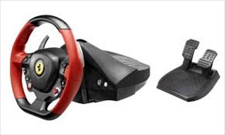 Replika kierownicy Ferrari 488GTB w skali 8:10, przeznaczona do konsol PlayStation 4 i kompatybilna z komputerami PC. Pracuje na platformie PC i Sony PlayStation 4. Urządzenie wyposażone jest w dwie metalowe łopatki do zmiany biegów, 11 przycisków akcji, wielokierunkowy D-pad do nawigacji po menu, diody sygnalizacyjne oraz dwupozycyjny kontroler manettino. Posiada zaciskowy system mocowania, zapewniający stabilność na każdym blacie. Kierownica prezentowana jest z podnóżkiem z dwoma pedałami (gaz i hamulec), kablem USB i instrukcją obsługi. Wymiary zewnętrzne opakowania (w cm szerokość x wysokość x długość): 40 x 34 x 64. Masa opakowania: 8,60 kg.