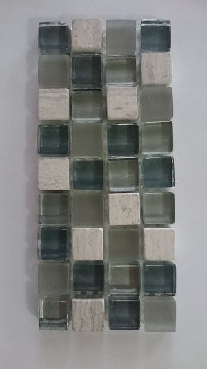 Mozaika wykonana z kostek o wymiarach 14 x 14 x 8 mm i 14 x 47 x 8 mm. W skład mozaiki wchodzą kostki szklane i kostki kamienne (wapień numiltowy). Największą powierzchnię stanowią kostki szklane (ok. 94%) o zaoblonych krawędziach, które od spodu są malowane farbami, część kostek jest przezroczysta, część zmatowiona. Poszczególne kostki umieszczone są na podłożu - siatce z tworzywa sztucznego, połączone za pomocą kleju żywicznego - tworząc mozaikę o wymiarach 30 x 30 cm, o grubości 0,8 cm. Ilość kostek szklanych i kamiennych jest losowa. Stosowana jako materiał do wykładania ścian wewnątrz pomieszczeń. Prezentowana po 11 szt. w opakowaniu zbiorczym.