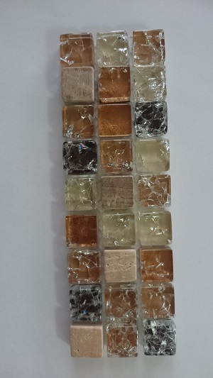Mozaika wykonana z kostek o wymiarach 14 x 14 x 8 mm oraz 14 x 47 x 8 mm. W skład mozaiki wchodzą kostki szklane i kostki kamienne (marmur). Największą powierzchnię stanowią kostki szklane (ok. 81%) wykonane ze szkła spękanego, które od spodu są malowane farbami. Poszczególne kostki umieszczone są na podłożu - siatce z tworzywa sztucznego, połączone za pomocą kleju żywicznego - tworząc mozaikę o wymiarach 30 x 30 cm, o grubości 0,8 cm. Ilość kostek szklanych i kamiennych jest losowa. Stosowana jako materiał do wykładania ścian wewnątrz pomieszczeń. Prezentowana po 11 szt. w opakowaniu zbiorczym.