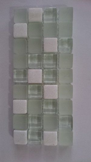 Mozaika wykonana z kostek o wymiarach 14 x 14 x 8 mm oraz 14 x 47 x 8 mm. W skład mozaiki wchodzą kostki szklane i kostki kamienne (marmur). Największą powierzchnię stanowią kostki szklane (ok. 92%) gładkie, o zaoblonych krawędziach, które od spodu są malowane farbami. Poszczególne kostki umieszczone są na podłożu - siatce z tworzywa sztucznego, połączone za pomocą kleju żywicznego - tworząc mozaikę o wymiarach 30 x 30 cm, o grubości 0,8 cm. Ilość kostek szklanych i kamiennych jest losowa. Stosowana jako materiał do wykładania ścian wewnątrz pomieszczeń. Prezentowana po 11 szt. w opakowaniu zbiorczym.