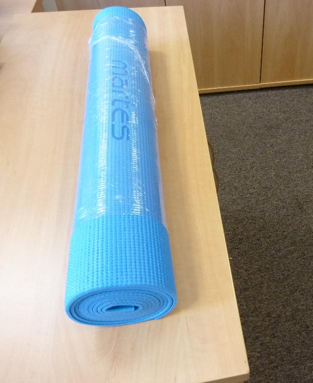 Mata do ćwiczeń fizycznych wykonana z tworzywa sztucznego  (PVC) - 80%, w kolorze niebieskim.  Przeznaczenie: do ćwiczeń jogi oraz różnego rodzaju zajęć fitness. Wymiary:173x61x0,4cm. Prezentowana w postaci zrolowanej w opakowaniu z folii z tworzywa sztucznego.