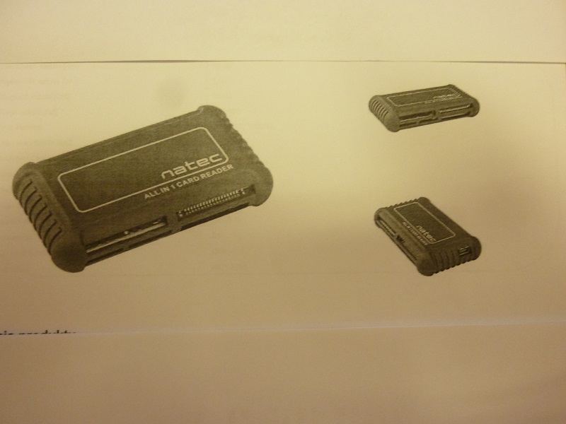 Czytnik kart pamięci typu All in One. Wyposażony w zintegrowany wtyk USB oraz przedłużacz USB długości 80 cm. Posiada 6 wejść na karty pamięci. Obsługuje m.in. karty typu: SD, MMC(7 w 1), MS (3 w 1), micro SD/T-Flash, M2, xD oraz CF. Maksymalny transfer danych wynosi 480 Mb/s (USB 2.0). Obudowa pokryta cienka warstwą gumy. Wymiary: szer. 12,50 cm x wys.5 cm x dł.19 cm. Masa 64 g.
