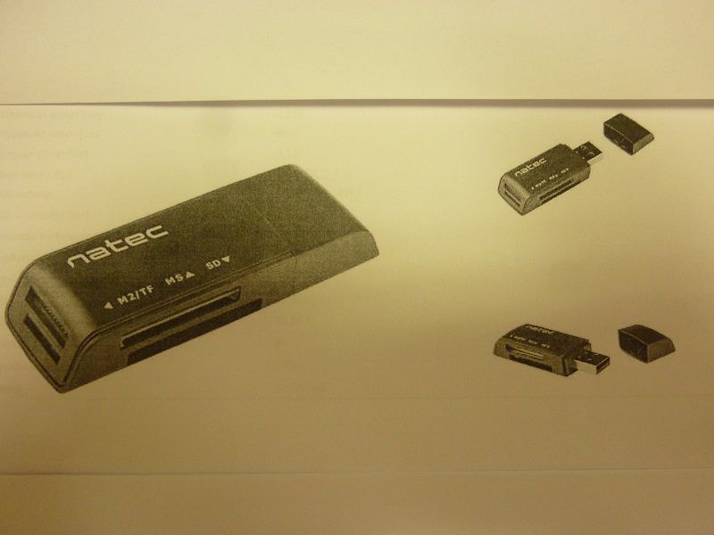 Czytnik kart pamięci  mini wyposażony w zintegrowany wtyk USB. Posiada 4 wejścia na karty flash. Obsługuje karty typu: SD, Mini SD, MicroSD, MMC, RS-MMC, Memory Stick, Memory Stick Pro, Memory Stick DUO, Memory Stick Pro DUO. Maksymalny transfer danych wynosi 480Mb/s (USB.2.0). Maksymalna pojemność dysku: 64 GB. Wymagania systemowe: Win 98SE/ME/2000/XP/7/8/10 MAC OS 9.2/Linux2.4. Wymiary: szer. 10 cm x wys. 2 cm x dł. 13,30 cm. Masa 24 g.
