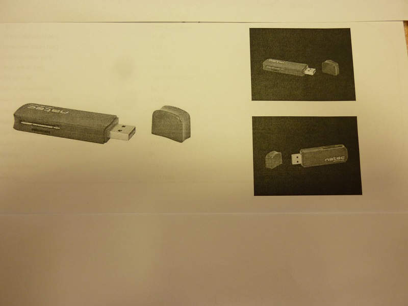 Czytnik kart pamięci  wyposażony w zintegrowany wtyk USB. Umożliwia odczyt i zapis kart oraz edycję i tworzenie kopii zapasowych zawartości kart SIM (edycja/backup kontaktów i krótkich wiadomości tekstowych SMS). Posiada 2 wejścia na karty flash. Obsługuje karty typu: SD, Mini SD, MicroSD, MMC, RS-MMC, Memory Stick, Memory Stick Pro, Memory Stick DUO, Memory Stick Pro DUO. Maksymalna pojemność dysku: 64GB. Maksymalny transfer danych wynosi 5Gb/s (USB.3.0).Wymagania systemowe: Win 98SE/ME/2000/XP/7/8/10 MAC OS 9.2/Linux2.4.
Wymiary: szer.11 cm x wys.1 cm x dł.15,50 cm. Masa 28 g.