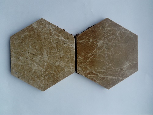 Mozaika wykonana z kostek kamiennych (wapień numulitowy). Tafle kamienne o grubości ok. 8 mm pocięte na elementy o przekroju sześciokątów o wymiarach 100 x 114 mm, o polerowanej powierzchni umieszczone są na podłożu - siatce z tworzywa sztucznego (może być wzmocniona siatką papierową) - i połączone za pomocą kleju, tworząc mozaikę o wymiarach 270 x 320 mm lub 295 x0360 mm, o grubości 8 mm. Artykuł przeznaczony do przyklejania na ścianę wewnątrz pomieszczeń.