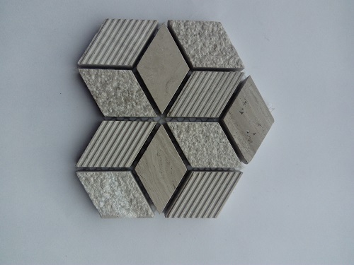 Mozaika wykonana z kostek kamiennych (wapień numulitowy). Tafle kamienia o grubości ok. 8 mm pocięte na elementy w kształcie rombów o wymiarach 26 x 44 mm lub 22 x 38 mm, o powierzchni strukturalnej umieszczone są na podłożu - siatce z tworzywa sztucznego i połączone za pomocą kleju, tworząc mozaikę o wymiarach ok. 270 x 320 mm, o grubości 8 mm. Artykuł przeznaczony do przyklejania na ścianę wewnątrz pomieszczeń.