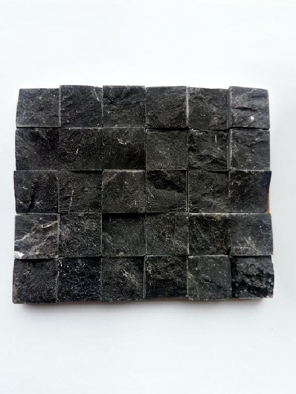 Mozaika wykonana z kostek kamiennych (marmur). Tafle kamienia o grubości 8 - 10 mm pocięte na kostki o wymiarach 20 x 20 mm lub 20 x 40 mm, o powierzchni szorstkiej, nieregularnej umieszczone są na podłożu - siatce z tworzywa sztucznego (może być wzmocniona siatką papierową) i połączone za pomocą kleju, tworząc mozaikę o wymiarach ok. 300 x 300 mm, o grubości 8 - 10 mm. Artykuł przeznaczony do przyklejania na ścianę wewnątrz pomieszczeń.