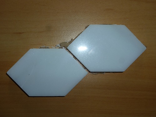 Mozaika wykonana z kostek kamiennych (marmur). Tafle kamienia o grubości ok. 8 mm pocięte na elementy w kształcie sześciokątów o wymiarach 47 x 81 mm, o polerowanej powierzchni umieszczone są na podłożu - siatce z tworzywa sztucznego (może być wzmocniona siatką papierową) i połączone za pomocą kleju żywicznego, tworząc mozaikę o wymiarach ok. 265 x 320 mm, o grubości 8 mm. Artykuł przeznaczony do przyklejania na ścianę wewnątrz pomieszczeń.