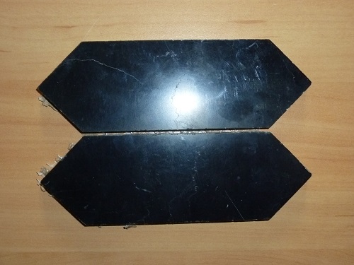 Mozaika wykonana z kostek kamiennych (marmur). Tafle kamienia o grubości ok. 8 mm pocięte na elementy w kształcie sześciokątów o wymiarach 47 x 145 mm, o polerowanej powierzchni umieszczone są na podłożu - siatce z tworzywa sztucznego (może być wzmocniona siatką papierową) i połączone za pomocą kleju żywicznego, tworząc mozaikę o wymiarach ok. 270 x 320 mm, o grubości 8 mm. Artykuł przeznaczony do przyklejania na ścianę wewnątrz pomieszczeń.