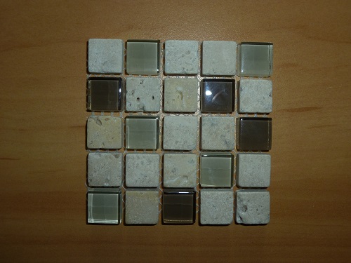 Mozaika wykonana z kostek o wymiarach 14 x 14 x 8 mm. W skład mozaiki wchodzą kostki szklane i kostki kamienne (wapień numiltowy). Największą powierzchnię stanowią kostki kamienne (ok. 79%). Kostki szklane są od spodu malowane farbami. Poszczególne kostki umieszczone są na podłożu - siatce z tworzywa sztucznego, połączone za pomocą kleju żywicznego - tworząc mozaikę o wymiarach 30 x 30 cm, o grubości 0,8 cm. Ilość kostek kamiennych i szklanych jest losowa. Stosowana jako materiał do wykładania ścian wewnątrz pomieszczeń. Prezentowana po 8 -11 szt. w opakowaniu zbiorczym.