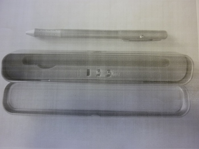 Długopis ze wskaźnikiem laserowym. Korpus wykonany z metalu, zawiera wymienny wkład długopisu, wskaźnik laserowy zainstalowany w górnej części obudowy.  Wskaźnik laserowy zasilany trzema bateriami alkalicznymi LR41, włączany przyciskiem umieszczonym obok klipsa. Przekręcenie skuwki w jedną stronę powoduje wysunięcie wkładu, a w drugą rysika do PDA. Produkt wraz z bateriami prezentowany w metalowym futerale z uformowaną wkładką i w kartonowym pudełku. Pakowany w sposób gotowy do sprzedaży detalicznej.