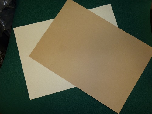 Papier w arkuszach A4 i A1, niebielony, barwiony (brąz) i biały, powlekany dwustronnie kaolinem. Papier został wyprodukowany z włókien drzewnych drzewa liściastego i z pulpy makulaturowej uzyskanych w procesie mechanicznym. Jasność papieru poniżej 84%. Papier stosowany jest do prac kreatywnych, np. przygotowywanie kart okolicznościowych, zdobień.