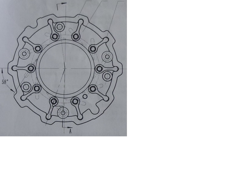 Kierownica spalin o zmiennej geometrii - element wykonany ze stali nierdzewnej, w postaci dwóch pierścieni o różnej grubości, położonych współśrodkowo. Pomiędzy pierścieniami znajdują się obwodowo położone łopatki w postaci prostokątnych płytek, zamocowane w sposób dający im możliwość wykonywania w pewnym zakresie ruchu obrotowego. Nad jednym z pierścieni umieszczony jest mechanizm sterujący jednocześnie ruchem obrotowym wszystkich łopatek. W jednym ze skrajnych położeń mechanizmu, łopatki zamykają prześwit pomiędzy pierścieniami, a w drugim skrajnym położeniu mechanizmu, łopatki otwierają prześwit pomiędzy pierścieniami. Kierownica spalin jest elementem turbosprężarki stosowanej w silnikach spalinowych w celu doładowania powietrzem cylindrów silnika. Umożliwia kierowanie przepływem spalin silnika na wirnik turbiny, w zależności od kąta położenia łopatek.