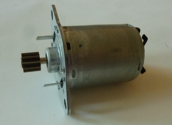 Trwale wzbudzony silnik prądu stałego, o mocy 12,8 W, z magnesem trwałym w cylindrycznej metalowej obudowie. Silnik posiada wielofazowe uzwojenie, zasilany jest prądem stałym o napięciu 12 Vdc i stosowany w sektorze motoryzacyjnym w samochodach. Inne parametry: maksymalny moment obrotowy: 30,7 [mNm] przy prędkości obrotowej 3981 [rpm]; wymiary: średnica zewnętrzna max: 29,8 mm; długość max: 41,8 mm.