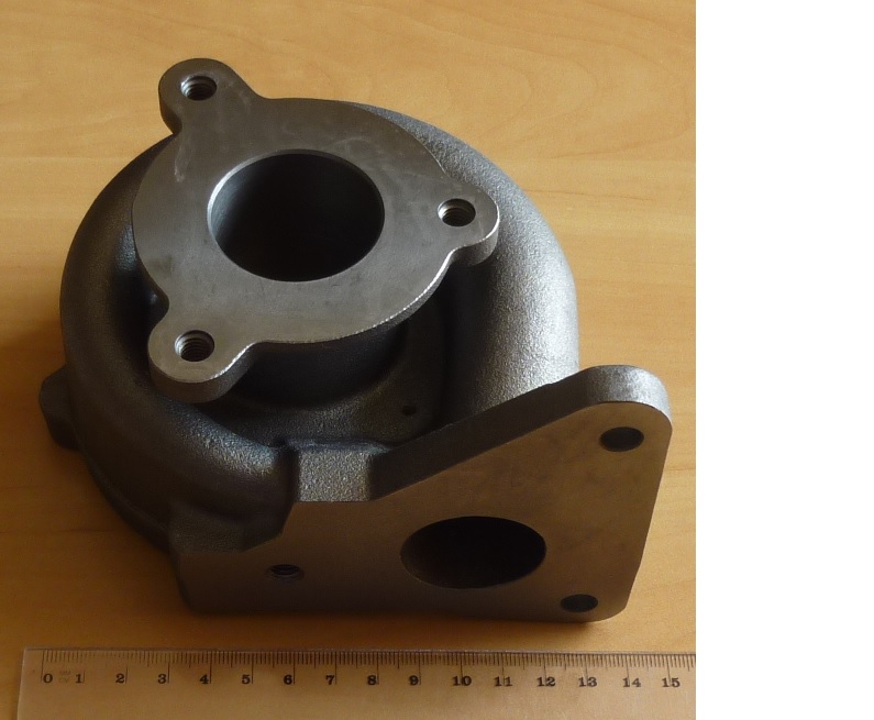 Obudowa turbiny – okrągły element obudowy turbosprężarki, wykonany z żeliwa. Posiada dwa duże okrągłe otwory: wlotowy położony na obwodzie obudowy oraz centralnie położony wylotowy. Otwory te są otoczone płaszczyznami o nieregularnym kształcie. Wewnątrz obudowy znajduje się obwodowo położony kanał. Ponadto, w obudowie są wykonane małe okrągłe, przelotowe lub ślepe, gładkie lub nagwintowane utwory montażowe. Przedmiot decyzji jest przeznaczony do jednostopniowej turbosprężarki, stosowanej w silnikach spalinowych w celu doładowania powietrzem cylindrów silnika. Obudowa turbiny jest osłoną m.in. wirnika turbiny. Średnica otworu do umieszczenia wirnika zawiera się w przedziale 28 mm do 130 mm, a wytrzymałość cieplna obudowy nie przekracza 1050 stopni C. Spaliny z silnika wpływając otworem wlotowym w obudowie turbiny, napędzają, poprzez wirnik turbiny osadzony na wale, sprężarkę powietrza, a następnie są odprowadzane otworem wylotowym obudowy do układu wydechowego silnika.