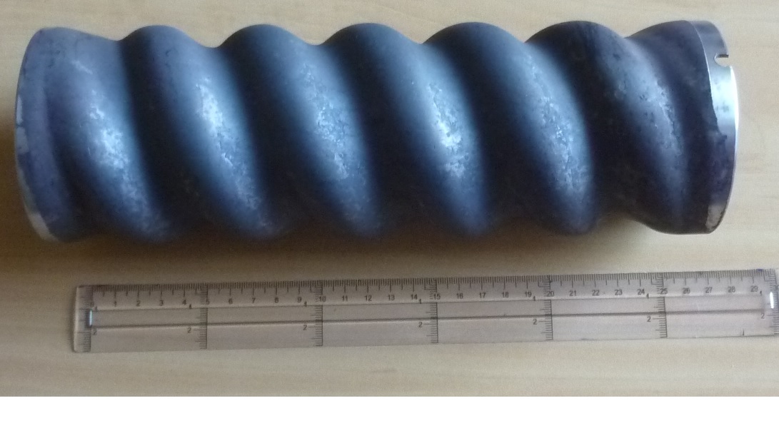 Przewód rurowy, o długości 27 cm, karbowany spiralnie w sposób regularny na 90% swojej powierzchni, o jednakowym kształcie zewnętrznej i wewnętrznej powierzchni, o maksymalnym zewnętrznym wymiarze przekroju poprzecznego około 9 cm, minimalnym zewnętrznym wymiarze przekroju poprzecznego około 6,5 cm, wykonany ze stali niestopowej, ze szwem spawanym podłużnym, bez powłok ochronnych. Same końce przewodu mają okrągły kształt przekroju poprzecznego. Pozostała część karbowana przewodu ma owalny przekrój poprzeczny. Grubość ścianki jest jednakowa i wynosi 2 mm. Na jednym z brzegów jest półokrągłe wcięcie o wymiarach 3x3 mm. Wyrób jest przeznaczony do dalszej obróbki, m.in. wulkanizacji, z końcowym zastosowaniem jako element maszyny tynkarskiej.