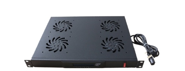 Panel wentylacyjny w obudowie metalowej, wyposażony w 4 wentylatory zasilane napięciem 230V/50Hz. Posiada panel LED z przyciskami do regulacji temperatury włączającej wentylatory i zamontowanym termostatem do kontroli temperatury. Nie posiada regulatora obrotów wentylatorów. Przeznaczony do instalacji w szafach serwerowych 19” do chłodzenia zamontowanych urządzeń współpracujących z maszynami do automatycznego przetwarzania danych. Wymiary (długość x szerokość x wysokość): 322 mm x 483 mm x 44,45 mm.