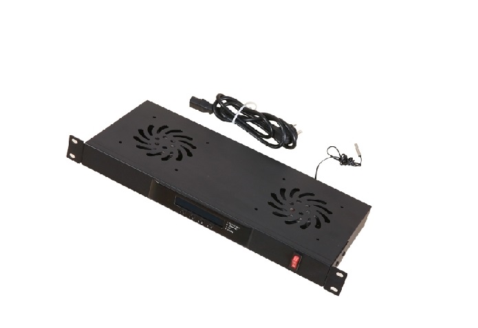 Panel wentylacyjny w obudowie metalowej, wyposażony w 2 wentylatory zasilane napięciem 230V/50Hz. Posiada panel LED z przyciskami do regulacji temperatury włączającej wentylatory i zamontowanym termostatem do kontroli temperatury. Nie posiada regulatora obrotów wentylatorów. Przeznaczony do instalacji w szafach serwerowych 19” do chłodzenia zamontowanych urządzeń współpracujących z maszynami do automatycznego przetwarzania danych. Wymiary (długość x szerokość x wysokość): 192 mm x 483 mm x 44,45 mm.