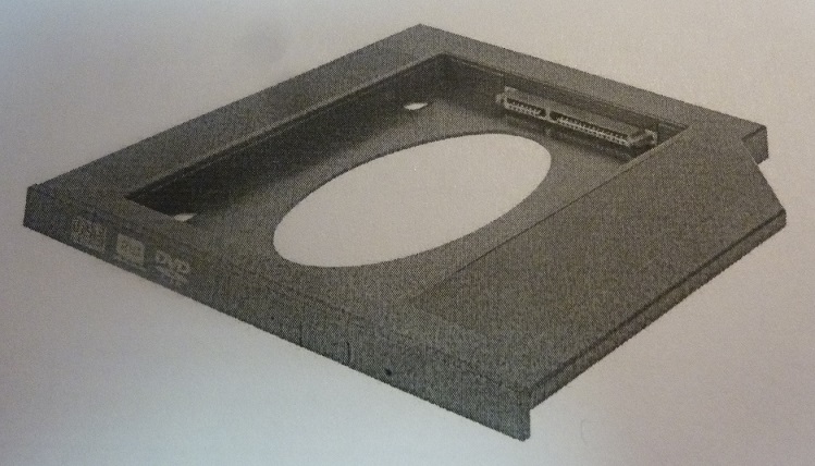 Ramka służąca do umocowania wewnątrz dysku SSD lub HDD (SATA o maksymalnej wysokości 7 mm) o rozmiarach 2,5 cala i montaż w miejsce przeznaczone na stację CD/DVD w laptopie (do 10 mm wysokości). Wykonana z tworzywa sztucznego (ABS). Posiada gniazdo SATA męskie i żeńskie. Pozwala na połączenie z komputerem w tzw. technologii plug&play. W zestawie cztery śruby i śrubokręt.