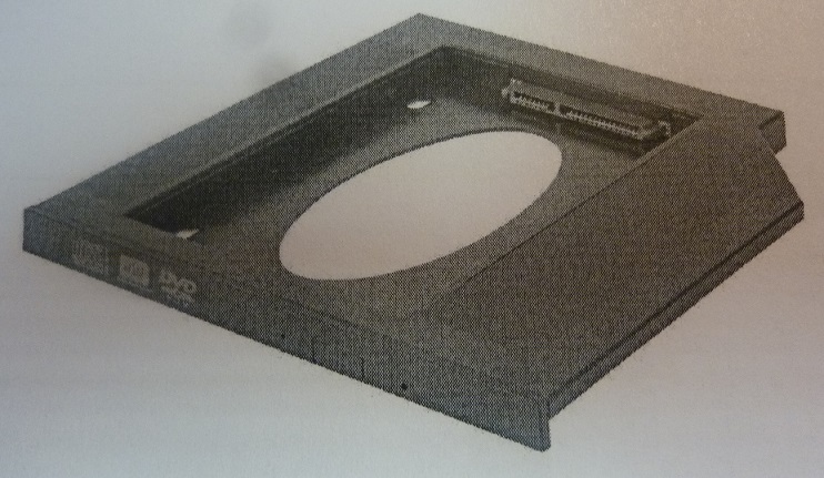 Ramka służąca do umocowania wewnątrz dysku SSD lub HDD (SATA o maksymalnej wysokości 9,5 mm) o rozmiarach 2,5 cala i montaż w miejsce przeznaczone na stację CD/DVD w laptopie (do 13 mm wysokości). Wykonana z tworzywa sztucznego (ABS). Posiada gniazdo SATA męskie i żeńskie. Pozwala na połączenie z komputerem w tzw. technologii plug&play. W zestawie cztery śruby i śrubokręt.