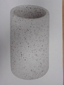Kubek kosmetyczny wykonany z terazzo (grys marmurowy, cement, barwniki). Kubek przeznaczony do przechowywania akcesoriów łazienkowych (np. pasty do zębów, szczoteczek). Pakowany w jednostkowym pudełku kartonowym. Wymiary: podstawa w kształcie koła o średnicy ok. 7,4 cm, wysokość ok.  12,4 cm.