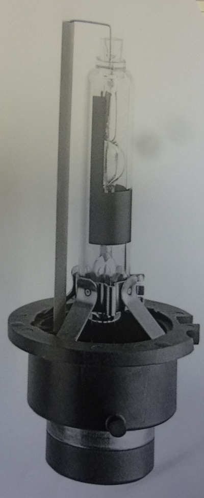 Lampa ksenonowa typu D2R montowana w oprawach oświetleniowych pojazdu samochodowego jako światła drogowe (krótkie). Parametry techniczne: napięcie: 85V; moc: 35W +/-0.3W; masa brutto na sztukę: 81 g. Pakowane po jednej sztuce w opakowanie kartonowe o wymiarach: długość: 13 cm, szerokość: 7 cm, wysokość: 14 cm.