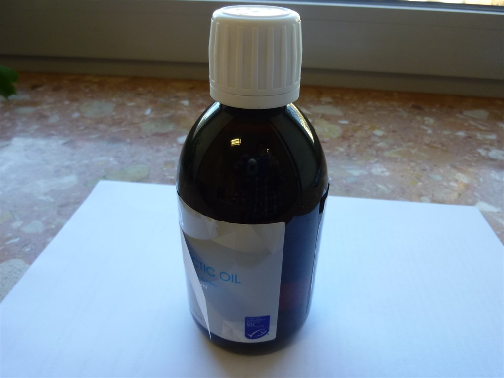 Produkt w postaci płynnej, będący mieszaniną oleju z ryb (źródło nienasyconych kwasów tłuszczowych omega-3) oraz tłoczonej na zimno oliwy z oliwek, z dodatkiem witaminy D3, substancji smakowych oraz z dodatkiem mieszanki antyoksydacyjnej.
Preparat w opakowaniu do sprzedaży detalicznej (butelka szklana o pojemności 300 ml), zgodnie z informacjami zamieszczonymi na etykiecie, produkt przeznaczony jest do stosowania m.in. w celu utrzymania prawidłowego funkcjonowania mózgu i wzroku, utrzymania prawidłowego poziomu trójglicerydów we krwi oraz utrzymania prawidłowego ciśnienia krwi.
