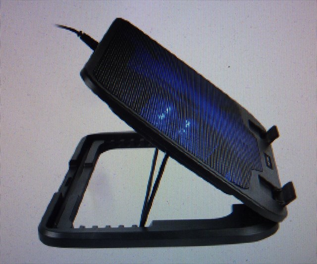 Podstawka chłodząca pod laptop, z regulacją kąta nachylenia. Produkt wyposażony został w jeden wentylator z podświetleniem LED oraz dwa gniazda USB 2.0. Chłodzenie odbywa się w sposób aktywny z włączonym wentylatorem, poprzez nadmuch powietrza na spód komputera lub w sposób pasywny z wyłączonym wentylatorem, poprzez zachowanie przestrzeni pod laptopem. Podstawka chłodząca jest przeznaczona dla laptopów o przekątnej do 17 cala. Wymiary (w mm): 380x260x28; masa: 813 g.