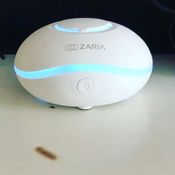 Elektryczny dyfuzor zapachowy w obudowie z tworzywa sztucznego. W górnej części obudowy znajdują się cztery otwory, w części dolnej umieszczono cztery gumowe „stopki”,  zapewniające stabilizację produktu na podłożu. Wewnątrz dyfuzora umieszczany jest  nasączany olejkiem zapachowym płatek z poliestru, przez który przechodzi strumień powietrza rozpraszając zapach na zewnątrz urządzenia. Produkt posiada zainstalowane diody LED emitujące różnokolorowe światło. Zasilany jest przy użyciu baterii 3 x 1,5 V lub przez przewód USB. Wymiary dyfuzora (w cm): 9.8 x 9.8 x 5. W opakowaniu wraz z urządzeniem znajduje się: przewód zasilający, 10 płatków do nasączania, woreczek tekstylny i instrukcja obsługi.