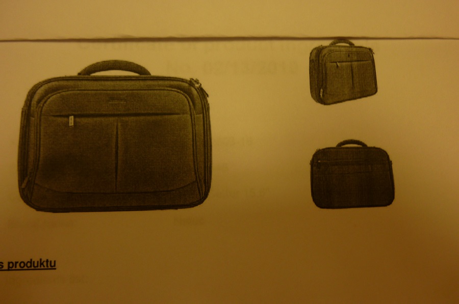 Torba do laptopa 15.6"  w kolorze czarnym, z zamknięciami na zamek błyskawiczny, wykonana z tkaniny poliestrowej. Składa się z dwóch komór, trzech kieszeni i organizera do przenoszenia laptopa, dokumentów i akcesoriów. Wyposażona w regulowany pasek, umożliwiający stabilne położenie poduszki naramiennej. Dodatkowo posiada system Trolley umożliwiający przymocowanie torby na wózku podróżnym oraz paski wewnętrzne do przypinania laptopa. Torba posiada wzmocnioną, twardą ramę i wypełnienie z pianki.