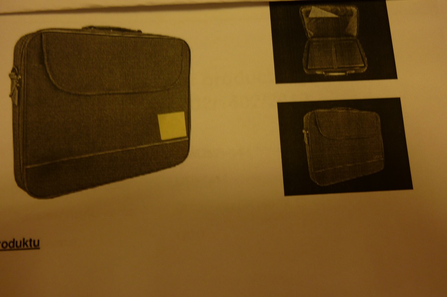 Torba do laptopa 14.1" - w kolorze czarnym wykonana z tkaniny poliestrowej.  Składa się z jednej komory, zapinanej na zamek błyskawiczny oraz dwóch kieszeni na laptop, dokumenty i akcesoria. Wyposażona w regulowany, odpinany  pasek na ramię z gumową amortyzującą nakładką i wewnętrzny pasek do przypinania laptopa. Torba posiada wzmocnioną, twardą ramę i wypełnienie z pianki. W prawej dolnej części znajduje się szare logo.
