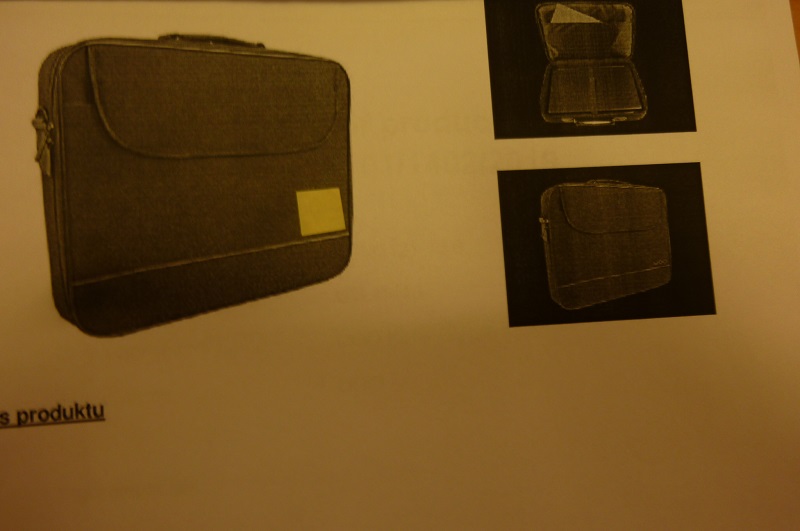 Torba do laptopa 15.6" - w kolorze czarnym, wykonana z tkaniny poliestrowej.  Składa się z jednej komory zamykanej na zamek błyskawiczny oraz dwóch kieszeni, na laptop, dokumenty i akcesoria. Wyposażona w regulowany, odpinany  pasek na ramię z gumową amortyzującą nakładką i wewnętrzny pasek do przypinania laptopa. Torba posiada wzmocnioną, twardą ramę i wypełnienie z pianki. W prawej dolnej części znajduje się szare logo.