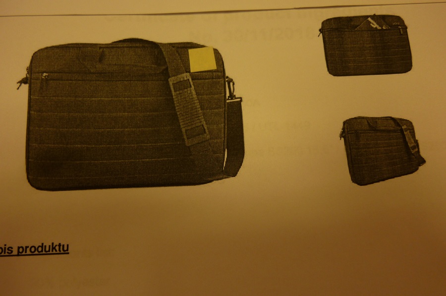 Torba do Laptopa 15.6" - w kolorze czarnym z szarymi przeszyciami wykonana z tkaniny poliestrowej. Składa się z jednej komory na laptop i dokumenty zapinanej za zamek błyskawiczny oraz jednej kieszeni na drobne akcesoria. Wyposażona w regulowany, odpinany pasek na ramię z gumową amortyzującą nakładką. Torba posiada wypełnienie z pianki. W prawej górnej części znajduje się szare logo.