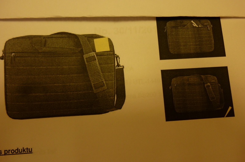 Torba do laptopa 14.1" - w kolorze czarnym z szarymi przeszyciami wykonana z tkaniny poliestrowej. Składa się z jednej komory na laptop i dokumenty zapinanej za zamek błyskawiczny oraz jednej kieszeni na drobne akcesoria. Wyposażona w regulowany, odpinany pasek na ramię z gumową amortyzującą nakładką. Torba posiada wypełnienie z pianki. W prawej górnej części znajduje się szare logo.