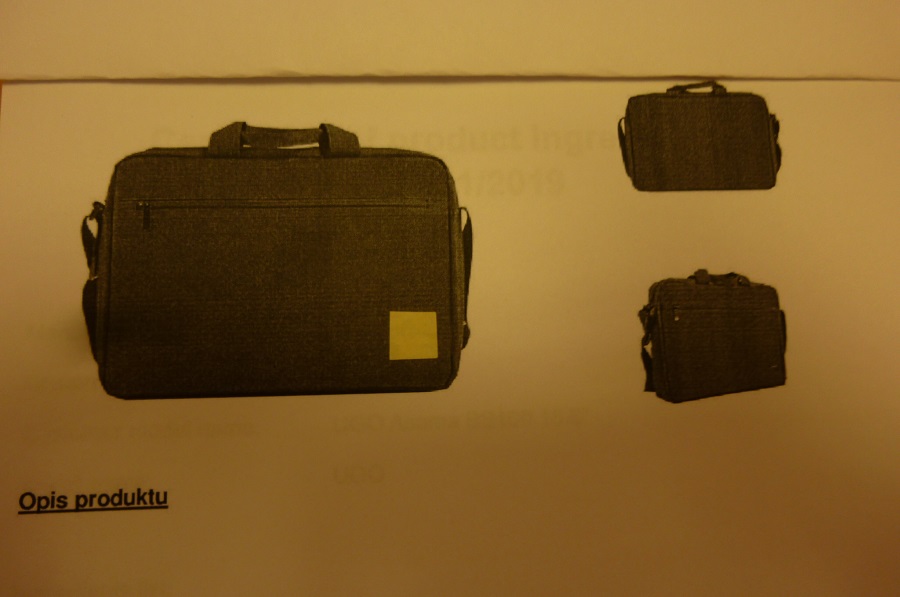 Torba do laptopa 15.6" - w kolorze czarnym wykonana z tkaniny poliestrowej.  Składa się z jednej komory na laptop i dokumenty, zapinanej na zamek błyskawiczny oraz jednej kieszeni na drobne akcesoria. Wyposażona w regulowany, odpinany pasek na ramię z gumową amortyzującą nakładką. Torba posiada wypełnienie z pianki. W prawej dolnej części znajduje się szare logo.