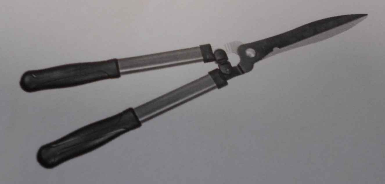 Dwuręczne nożyce do żywopłotu. Ostrza nożyc (23 cm) wykonane z chromowanej, wysokiej jakości stali, natomiast ramiona z lekkiego i wytrzymałego aluminium. Ergonomiczna rękojeść wykonana z tworzywa sztucznego. Narzędzie ręczne używane do cięcia żywopłotów oraz młodych odrostów drzew.