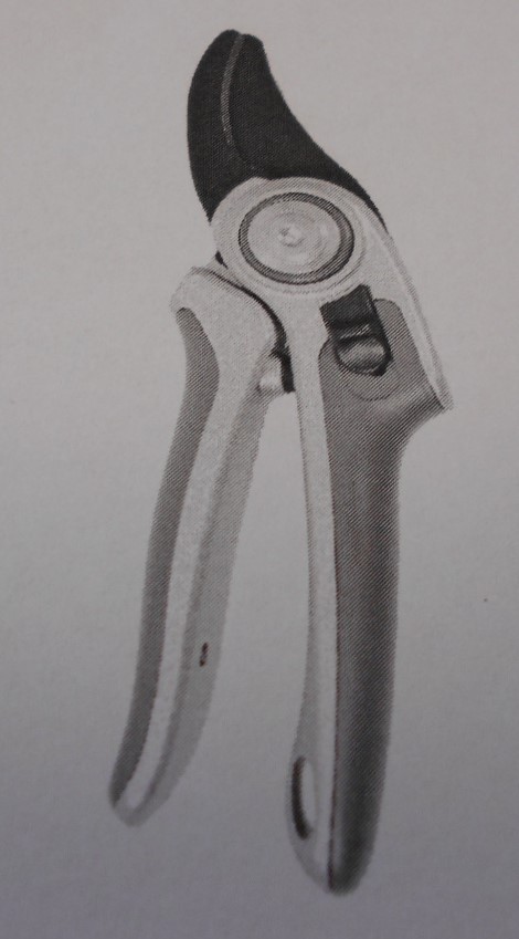 Sekator ogrodowy. Ostrza wykonane z chromowanej, wytrzymałej stali SK5, pokrytej teflonem. Ergonomiczna konstrukcja rękojeści wykonana z lekkiego i wytrzymałego aluminium wykończona antypoślizgową wstawką z tworzywa. Narzędzie ręczne używane w ogrodnictwie.