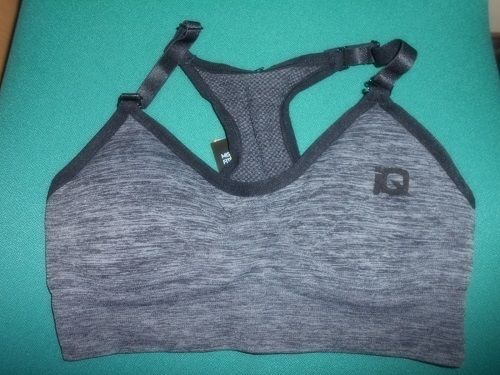 Damski biustonosz sportowy wykonany z dzianiny (poliamid, poliester, elastan). Produkt posiada elastyczne, regulowane ramiączka oraz wyjmowane wkładki podtrzymujące biust. Nie posiada zapięcia. Dostępne rozmiary: S/M, L/XL. Opakowanie jednostkowe woreczek foliowy.