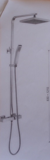 Zestaw natryskowy składający się z 1-funkcyjnej deszczownicy 200 mm (tworzywo sztuczne) regulowanej góra/dół od 830 mm do 1210 mm, 1-funkcyjnej słuchawki natrysku (tworzywo ABS), drążka z uchwytem przesuwnym, baterii z głowicą termostatyczną, blokady przeciwoparzeniowej, przyłącza mimośrodowego G1/2” z rozstawem 150 (+/- 20 mm), przełącznika mechanicznego natrysk/deszczownica. W zestawie znajdują się mimośrody, uszczelki z filtrem, wzmocniony wąż natryskowy o długości 1500 mm z końcówką stożkową w oplocie ze stali nierdzewnej, drążek ze stali nierdzewnej, uchwyt drążka do ściany z mosiądzu. Bateria wykonana jest z mosiądzu, wyposażona w pokrętła z tworzywa sztucznego. Pokrętło lewe odpowiada za przepływ wody pomiędzy słuchawką a deszczownicą oraz reguluje ciśnienie wypływu wody. Prawe pokrętło odpowiada za regulację temperatury wody oraz posiada blokadę przeciwoparzeniową. Kolor chrom.
