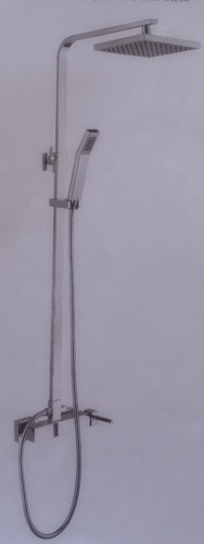 Zestaw natryskowy składający się z 1-funkcyjnej deszczownicy 200 mm (tworzywo sztuczne) regulowanej góra/dół od 830 mm do 1210 mm, 1-funkcyjnej słuchawki natrysku (tworzywo ABS), drążka z uchwytem przesuwnym, baterii z funkcją mieszającą, regulatora ceramicznego 35 mm, przyłącza mimośrodowego G1/2” z rozstawem 150 (+/- 20 mm), przełącznika mechanicznego natrysk/deszczownica. W zestawie znajdują się mimośrody, uszczelki z filtrem, wzmocniony wąż natryskowy o długości 1500 mm z końcówką stożkową w oplocie ze stali nierdzewnej, drążek ze stali nierdzewnej, uchwyt drążka do ściany z mosiądzu. Bateria wykonana jest z mosiądzu i wyposażona w uchwyt regulatora ze stopu znalu. Regulator odpowiada za wypływ oraz temperaturę wody, która jest podawana za pomocą przełącznika na słuchawkę lub deszczownicę. Kolor chrom.
