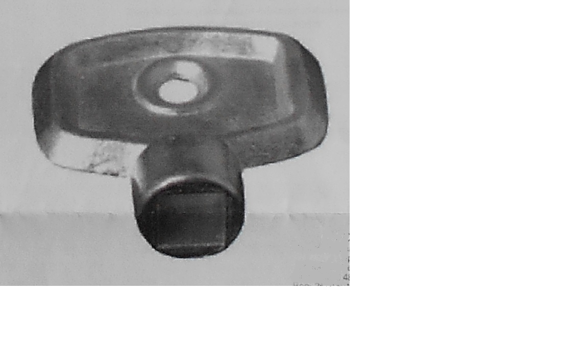 Klucz narzędziowy, ręczny, o monolitycznej budowie, niedużych rozmiarów, nienastawny, z czworokątnym (kwadratowym) gniazdem roboczym, z płaskim uchwytem. Wyrób jest wykonany ze stopu cynku z aluminium (Znal), przeznaczony do obsługi zaworów odpowietrzających przy odpowietrzaniu grzejników w instalacji centralnego ogrzewania.
