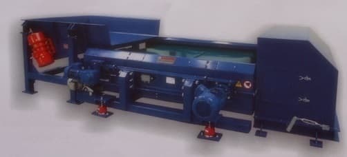 Separator wiroprądowy wraz z szafą sterowniczą. Separator zbudowany jest w postaci krótkiego przenośnika taśmowego, na którego końcu zainstalowany jest szybkoobrotowy rotor magnetyczny składający się z magnesów neodymowych. Zainstalowany rotor magnetyczny wytwarza wiroprądowe pole magnetyczne, mające na celu odrzucanie metali nieżelaznych, które znajdują się w polu jego działania. Odrzucane metale rozdzielane są od transportowanego surowca za pośrednictwem regulowanej przegrody. Separator jest zasilany za pośrednictwem szafy sterowniczej (bez której nie jest w stanie pracować). Szafa wykonana jest z blachy czarnej malowanej proszkowo, posiada drzwi pojedyncze z zamkiem baskwilowym, trójryglowym. Szafa zawiera układ automatyki sterujący pracą urządzenia oraz przemienniki częstotliwości zasilające taśmy separatora i szczotki czyszczącej oraz samego rotora. Urządzenie zasilane jest napięciem 1 kV. Decyzja dotyczy wszystkich typów separatora SWP różniących się wymiarami (A 600 mm – 2000 mm, B 1710 mm – 3260 mm, H1 840 mm, H2 1168 mm, L1 2356 mm, L2 3135 mm), mocą napędu rotora (3 kW – 7,5 kW, mocą napędu taśmy (0,75 kW – 2,2 kW), mocą napędu szczotki (0,55 – 1,1 kW) oraz masą (1300 kg – 2450 kg). Separator nadaje zasadniczy charakter wyrobu.