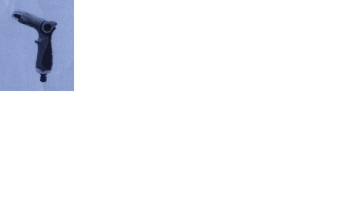 Ręczny zraszacz wodny (pistoletowy, prosty z bezstopniową regulacją), wykonany z tworzywa sztucznego, gumy oraz aluminium. Wyposażony w zawór umożliwiający otwieranie, zamykanie oraz płynną regulację natężenia przepływu wody. Zawór jest obsługiwany ręcznie przy pomocy dźwigni. Z jednej strony zraszacz ma przyłącze do węża w postaci króćca z uszczelką, a z drugiej strony jest zakończony dyszą wypływową. Zraszacz nie ma mechanizmu umożliwiającego wytwarzanie różnych rodzajów strug (strumieni) wody. Ponadto, jest wyposażony w ergonomiczny uchwyt.