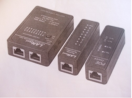 Tester kabli sieciowych i zasilania PoE. Zestaw przeznaczony do sprzedaży detalicznej zawiera: 1 główny tester LAN (brak w zestawie baterii), 1 terminator (tester zdalny LAN),  1 tester zasilania PoE., 2 adaptery do kabli BNC, 1 adapter BNC M/M, 3 adaptery RJ-45 na RJ-11, kabel Ethernet, instrukcję obsługi.
Tester LAN umożliwia sprawdzenie właściwej konfigurację pin-ów kabli 10Base-T, 10Base-2, modularnych kabli RJ45/RJ11, 258A, TIA-568A/568B oraz kabli Token Ring, a także weryfikację statusu testu danego kabla oraz potwierdzenie jego poprawnego działania (ciągłości) i wykrycie problemów takich jak: spięcie, niepoprawny układ par/żył czy odwrotnie podłączenie żył do pin-ów. Produkt działa na zasadzie porównania obu końców okablowania – źródłowego oraz odbierającego sygnał. Dzięki zdalnemu modułowi użytkownik może sprawdzić działanie kabli, których drugi koniec znajduje się daleko i kończy się na gnieździe natynkowym lub na patch panelu. 
Tester zasilania PoE służy do pomiaru poprawności zasilania, niezależnie od trybu/typu zasilania urządzeń POE.
Zestaw umieszczony w zamykanym opakowaniu z tworzywa sztucznego, w przezroczystej folii ochronnej.