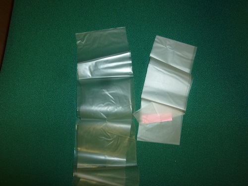 Folia stosowana do laminowania papieru. Produkt składa się z dwóch warstw: zewnętrznej wykonanej z folii polipropylenowej zorientowanej dwuosiowo i spodniej wykonanej z EVA. Produkt wykonany w procesie polimeryzacji addacyjnej. Grubość folii od 0,02 do 0,03 mm.  Produkt prezentowany w rolkach dł. Od 2750 do 3000 m, szerokość od 200 do 2210 mm. Dostępna folia błyszcząca i matowa.