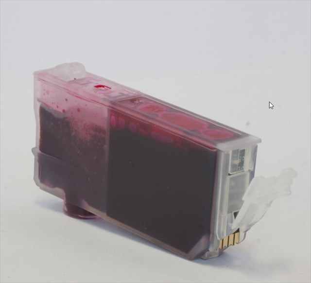 Zbiornik z tworzywa sztucznego z tuszem atramentowym wyposażony w element elektroniczny (chip). Zbiornik nie jest głowicą drukującą i nie jest zintegrowany z dyszami drukującymi, wyrzucającymi tusz podczas drukowania. Na ściance bocznej umieszczony jest chip - układ elektroniczny komunikujący się z drukarką. Funkcją układu elektronicznego jest przekazywanie informacji o ilości tuszu we wkładzie oraz blokowanie drukowania, gdy jego ilość jest bardzo mała. Produkt przeznaczony do drukowania w drukarkach biurowych HP, Epson, Canon, Brother, Lexmark, Samsung.
