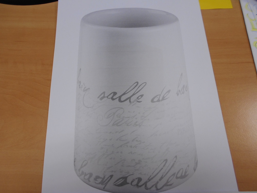 Kubek ceramiczny o podstawie w kształcie koła o średnicy ok. 7 cm i wysokości ok. 11 cm. Grubość ścianek ok. 4-5 mm. Wykonany z szarej ceramiki szkliwionej białym-szarym szkliwem wewnątrz i na zewnątrz. Zewnętrzna powierzchnia kubka ozdobiona napisami. Posiada cechy charakterystyczne dla wyrobu kamionkowego. Przeznaczony do przechowywania akcesoriów łazienkowych, np. wacików, patyczków kosmetycznych, pasty do zębów itp. Produkt wolnostojący bez elementów mocujących. Opakowanie: zbiorcze pudełko kartonowe  (6 szt. w kartonie).