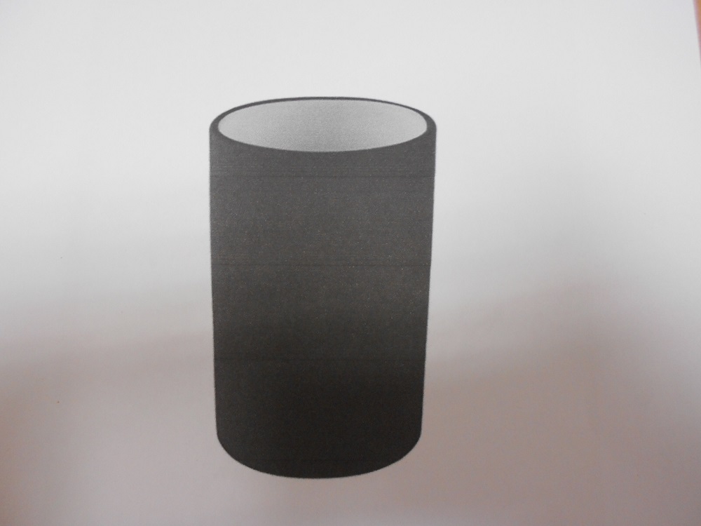 Kubek ceramiczny o podstawie w kształcie koła o średnicy ok. 7 cm  i wysokości ok. 11 cm. Grubość ścianek ok. 4-5 mm (po usunięciu warstwy tworzywa z ceramiki).Wykonany z szarej ceramiki szkliwionej białym szkliwem wewnątrz i na zewnątrz. Zewnętrzna powierzchnia kubka pokryta jest warstwą czarnego tworzywa (soft-feel). Posiada cechy charakterystyczne dla wyrobu kamionkowego. Przeznaczony do przechowywania akcesoriów łazienkowych, np. wacików, patyczków kosmetycznych, pasty do zębów itp. Produkt wolnostojący bez elementów mocujących. Opakowanie: zbiorcze pudełko kartonowe  (6 szt. w kartonie).