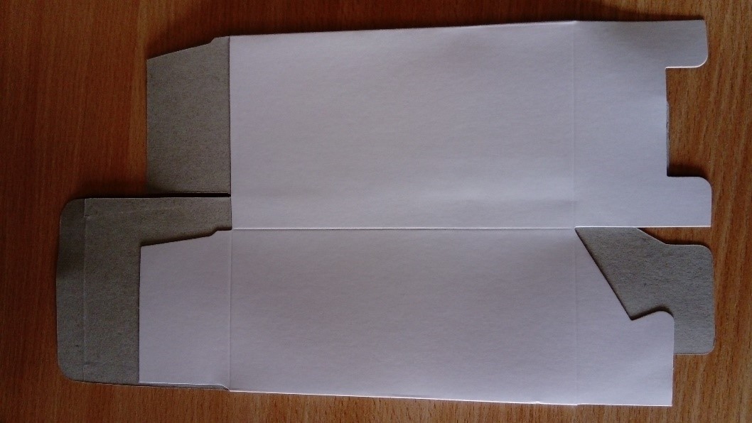 Kartoniki z tektury litej, z nadrukiem lub bez, o wymiarach (po złożeniu) 65 x 85 x 120 mm oraz 90 x 75 x 155 mm, przeznaczone do pakowania towarów. Kartoniki klejone na jednym boku, klejem wodorozpuszczalnym (nie będącym przedmiotem niniejszej WIT). Prezentowane są w stanie niezmontowanym. Kartoniki ułożone w stosy, pakowane są w kartony zbiorcze.